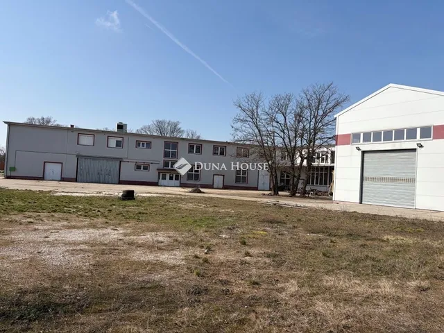 Eladó kereskedelmi és ipari ingatlan Várpalota 400 nm