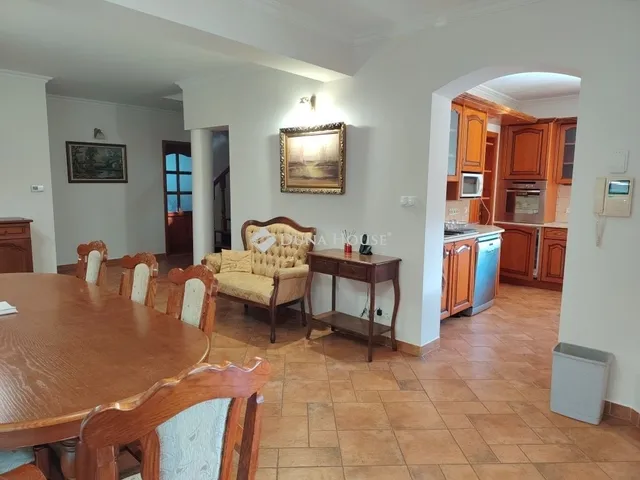 Eladó ház Szabadbattyán 255 nm
