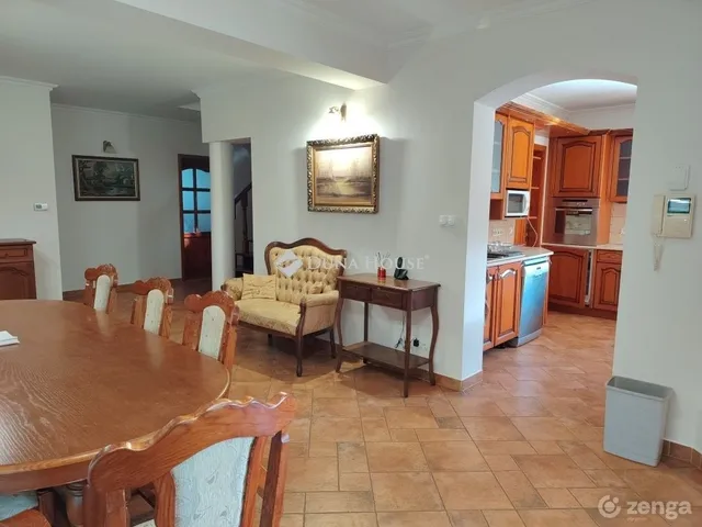 Eladó ház Szabadbattyán 255 nm