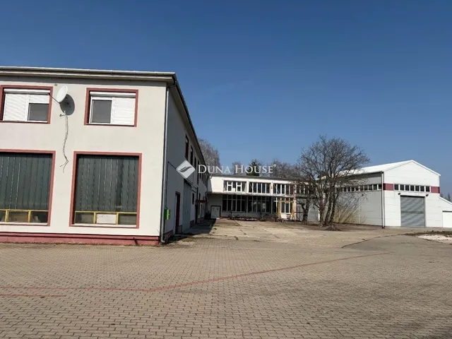 Eladó kereskedelmi és ipari ingatlan Várpalota 2200 nm