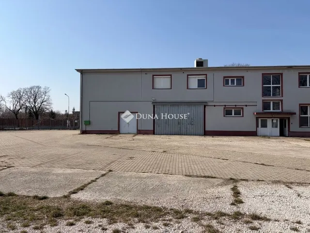 Eladó kereskedelmi és ipari ingatlan Várpalota 2200 nm