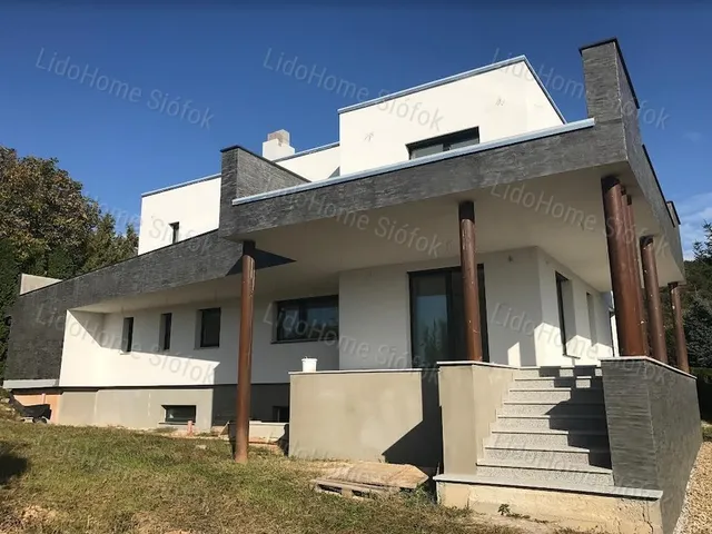 Eladó ház Gyenesdiás 250 nm
