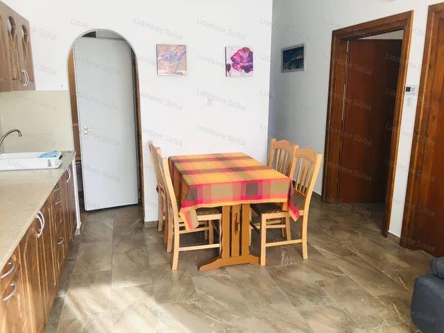 Eladó kereskedelmi és ipari ingatlan Balatonszárszó 214 nm