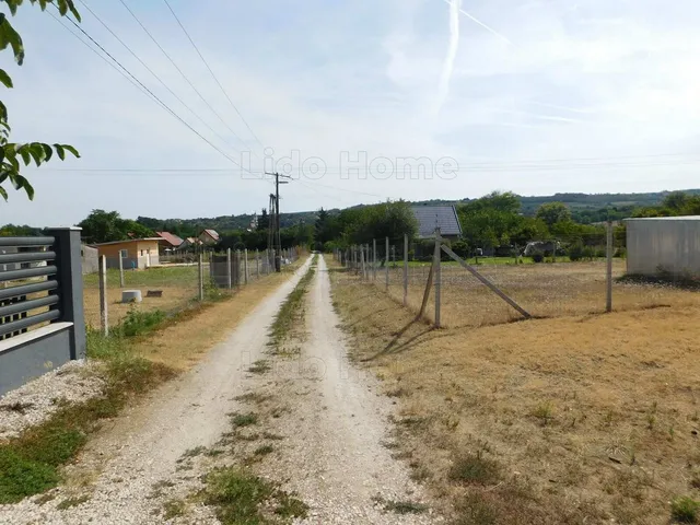 Eladó telek Kőröshegy 1298 nm