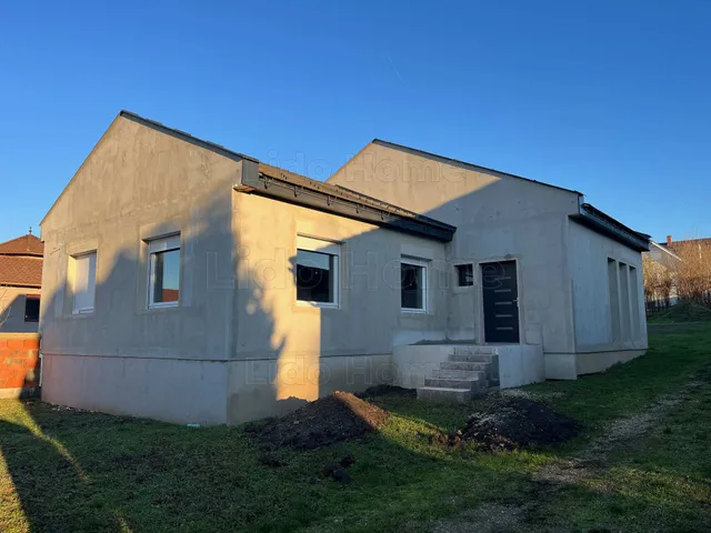 Eladó ház Tamási 117 nm