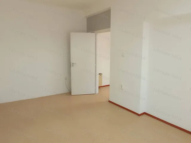 Kiadó kereskedelmi és ipari ingatlan Siófok 29 nm