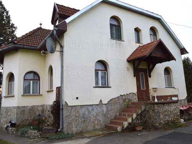 Eladó ház Balatonendréd 230 nm