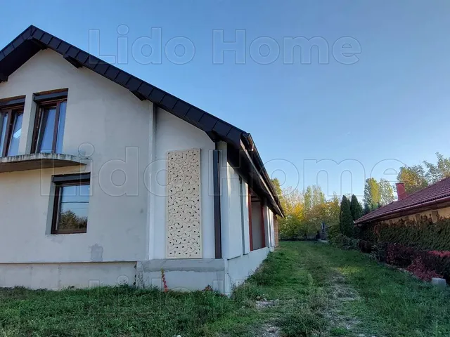 Eladó lakás Balatonszárszó 171 nm