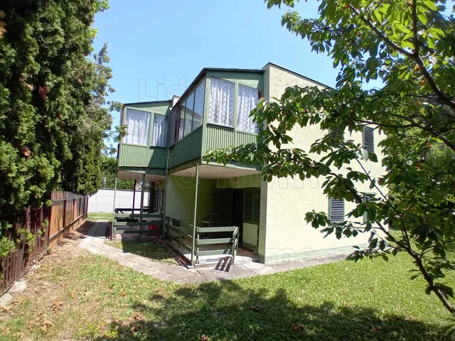 Eladó kereskedelmi és ipari ingatlan Siófok, Aranypart 250 nm