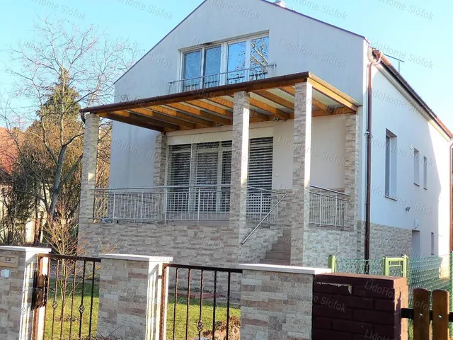 Eladó ház Siófok, Balatonszéplak 235 nm