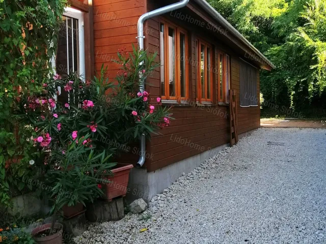 Eladó kereskedelmi és ipari ingatlan Zamárdi, Fürdőtelep 240 nm