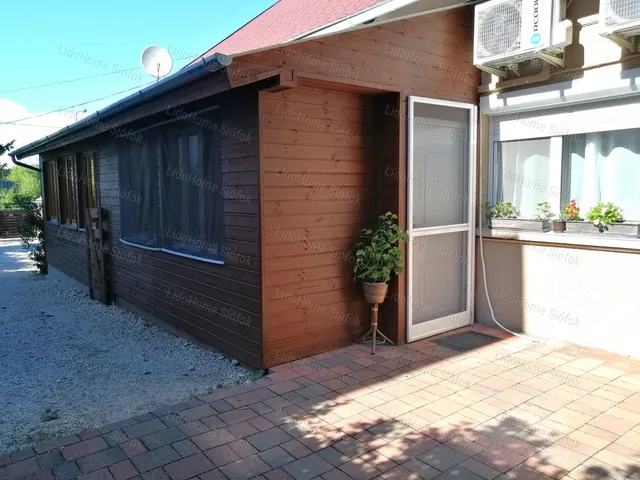 Eladó kereskedelmi és ipari ingatlan Zamárdi, Fürdőtelep 240 nm