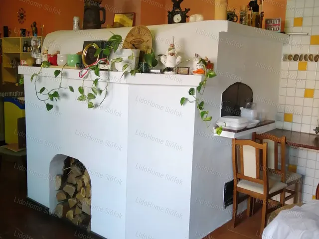 Eladó kereskedelmi és ipari ingatlan Siófok, Belváros 1300 nm