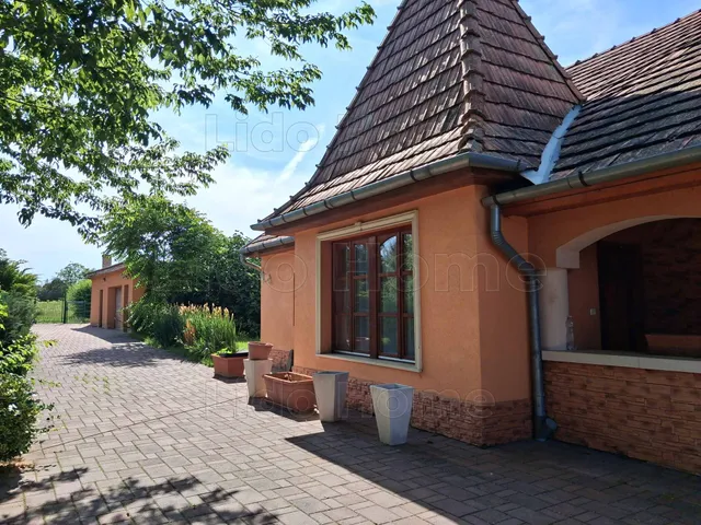 Eladó ház Ságvár 360 nm