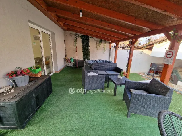 Eladó ház Szirmabesenyő 220 nm
