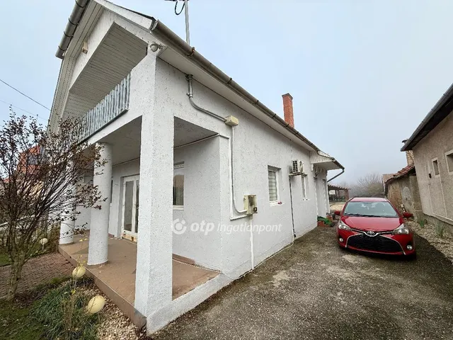 Eladó ház Szirmabesenyő 254 nm