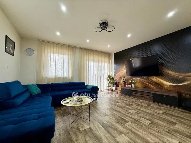 Eladó ház Szirmabesenyő 254 nm