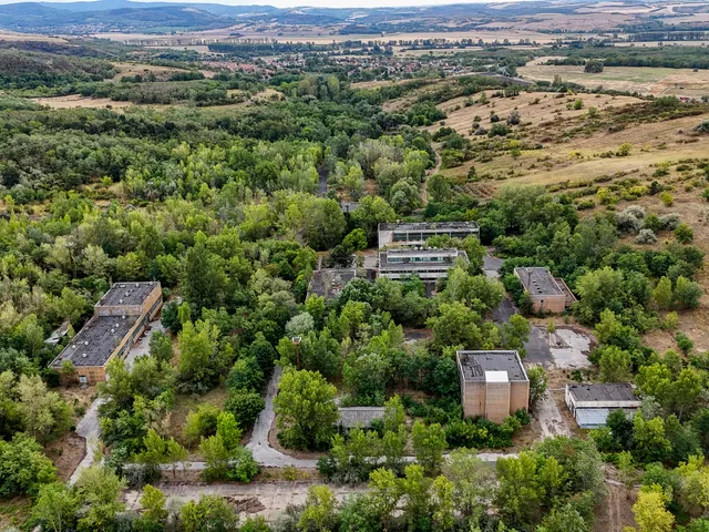 Eladó kereskedelmi és ipari ingatlan Kesztölc 8438 nm