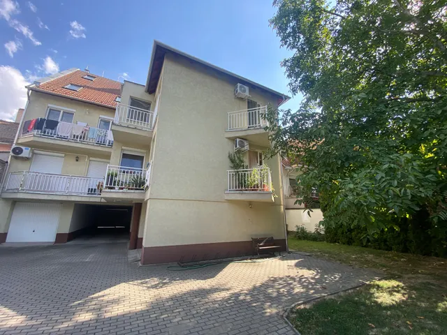 Eladó garázs Szeged, Felsőváros 15 nm