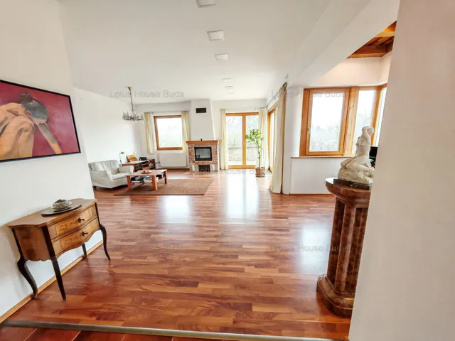 Eladó ház Budapest II. kerület, Széphalom 195 nm