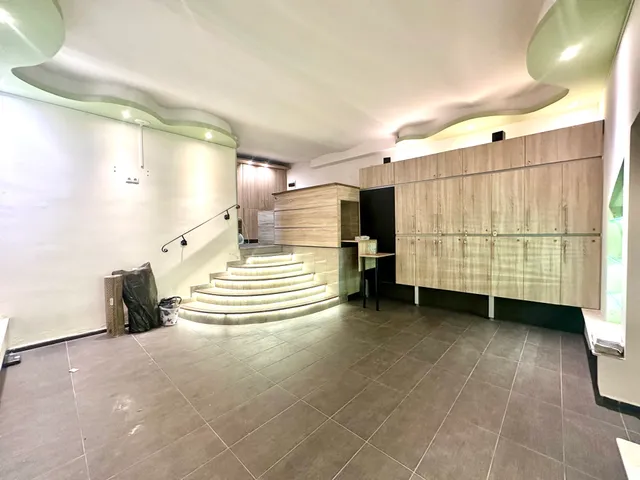 Kiadó kereskedelmi és ipari ingatlan Budapest VI. kerület, Nagykörúton kívüli terület 306 nm