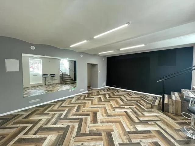 Kiadó kereskedelmi és ipari ingatlan Budapest VII. kerület, Almássy tér 18. 85 nm
