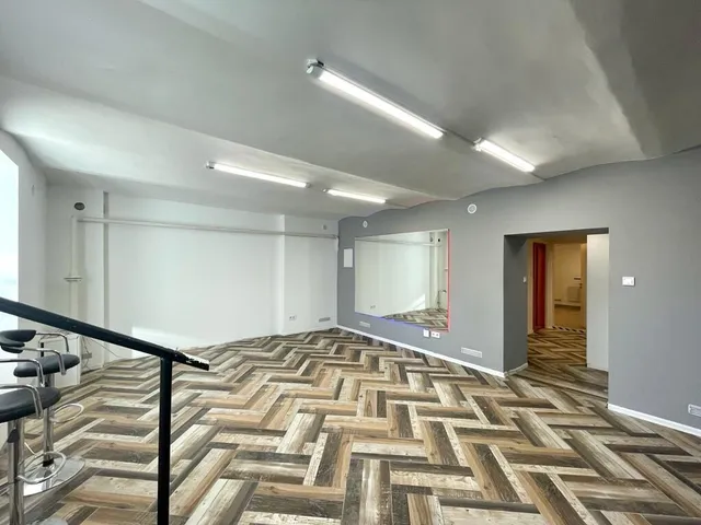 Kiadó kereskedelmi és ipari ingatlan Budapest VII. kerület, Almássy tér 18. 85 nm