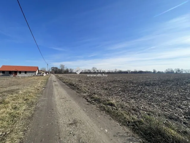 Eladó telek Monor 700 nm