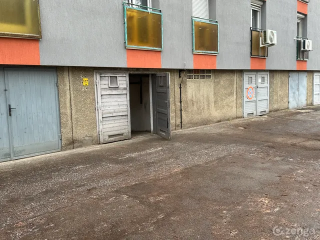 Kiadó garázs Pécs, Egyetemváros 18 nm