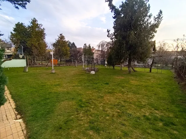 Eladó ház Budapest X. kerület, Óhegy 300 nm