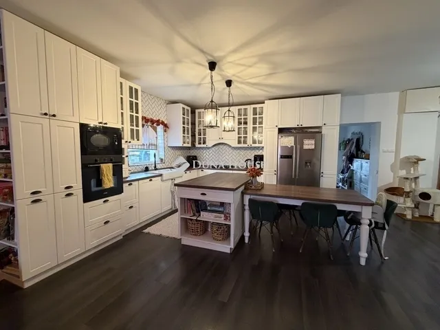 Eladó ház Budapest XVI. kerület, Rákosszentmihály 240 nm