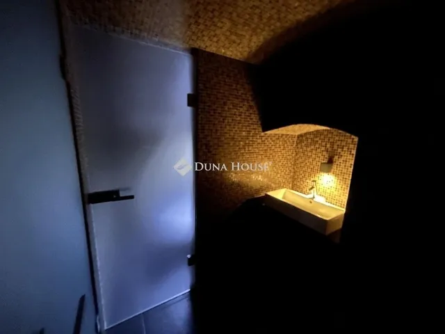 Eladó kereskedelmi és ipari ingatlan Budapest IX. kerület, Belső Ferencváros 125 nm