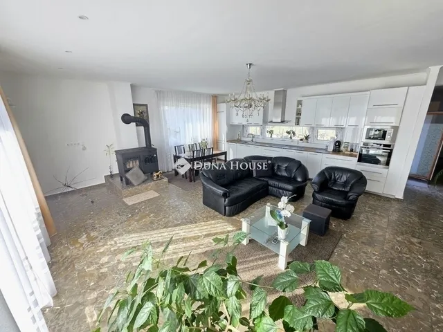 Eladó ház Nagytarcsa 325 nm