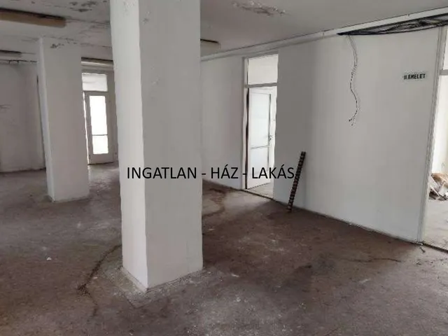 Eladó kereskedelmi és ipari ingatlan Pécs 2840 nm