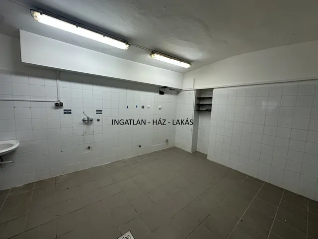 Eladó kereskedelmi és ipari ingatlan Budapest XI. kerület, Kelenföld, Dombóvári út 135 nm