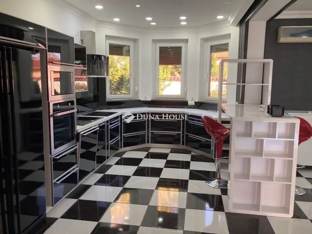 Kiadó ház Debrecen, Veres Péter-kert 210 nm