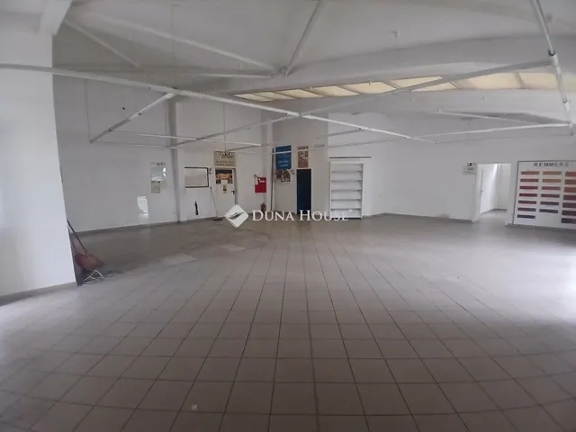 Eladó kereskedelmi és ipari ingatlan Debrecen, Köntöskert 2000 nm