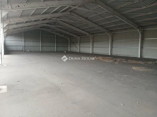 Eladó kereskedelmi és ipari ingatlan Debrecen, Köntöskert 2000 nm