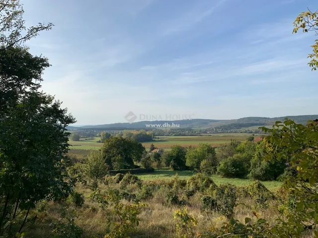 Eladó telek Pécsely 8902 nm