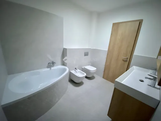 Eladó ház Veszprém, Egry József utcai lakótelep 209 nm