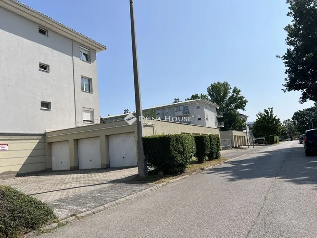 Eladó garázs Veszprém 15 nm