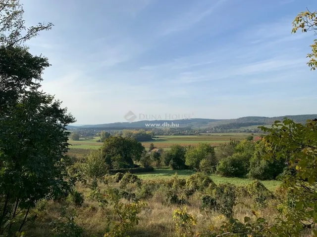 Eladó telek Pécsely 26509 nm