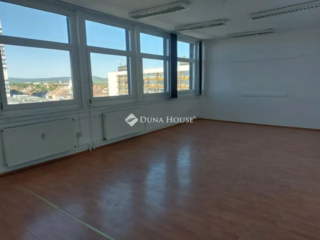 Eladó kereskedelmi és ipari ingatlan Veszprém 68 nm
