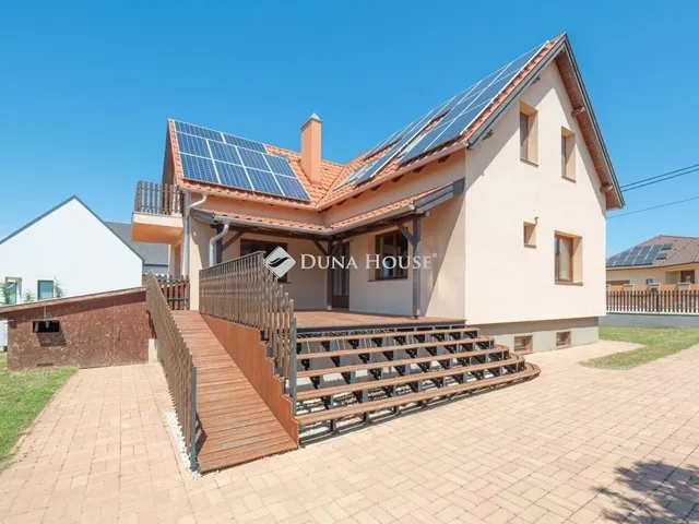 Eladó ház Nemesvámos 195 nm