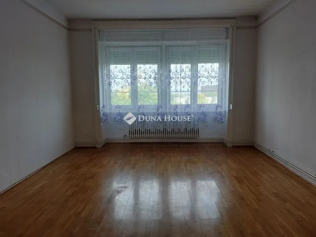 Eladó lakás Pétfürdő 137 nm