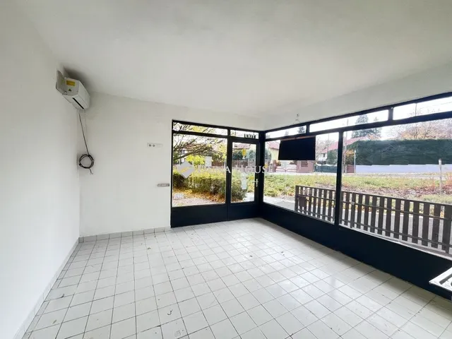 Eladó kereskedelmi és ipari ingatlan Veszprém 33 nm