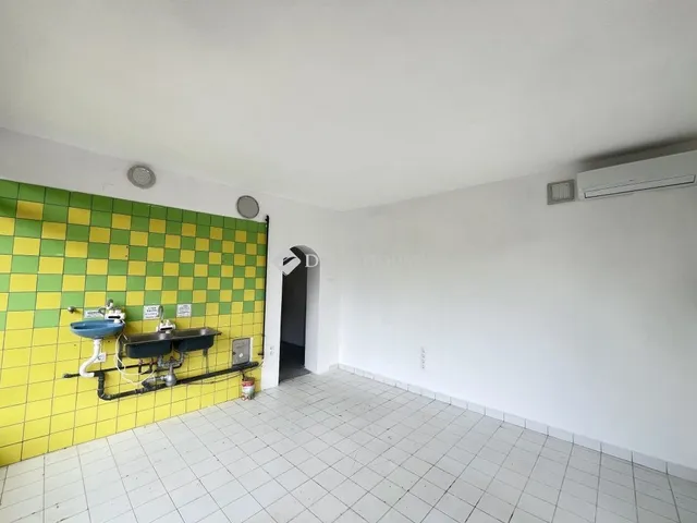 Eladó kereskedelmi és ipari ingatlan Veszprém 33 nm