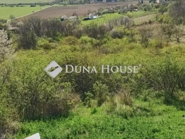 Eladó telek Pécsely 3652 nm