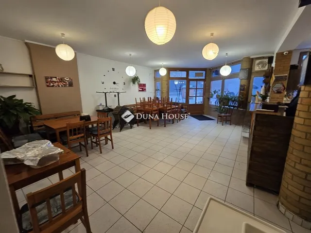 Eladó kereskedelmi és ipari ingatlan Veszprém, Cholnokyváros 92 nm