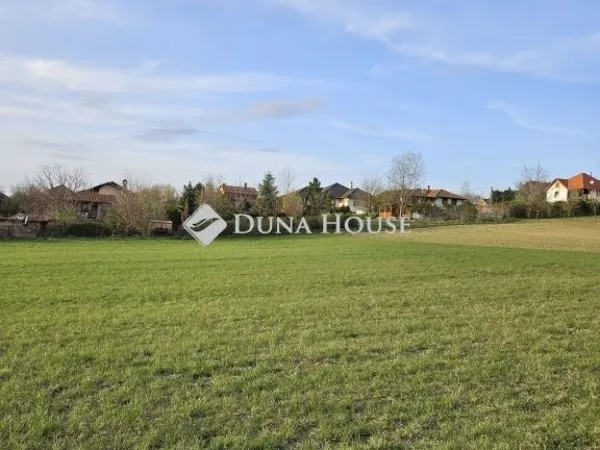 Eladó telek Magyaralmás 1196 nm